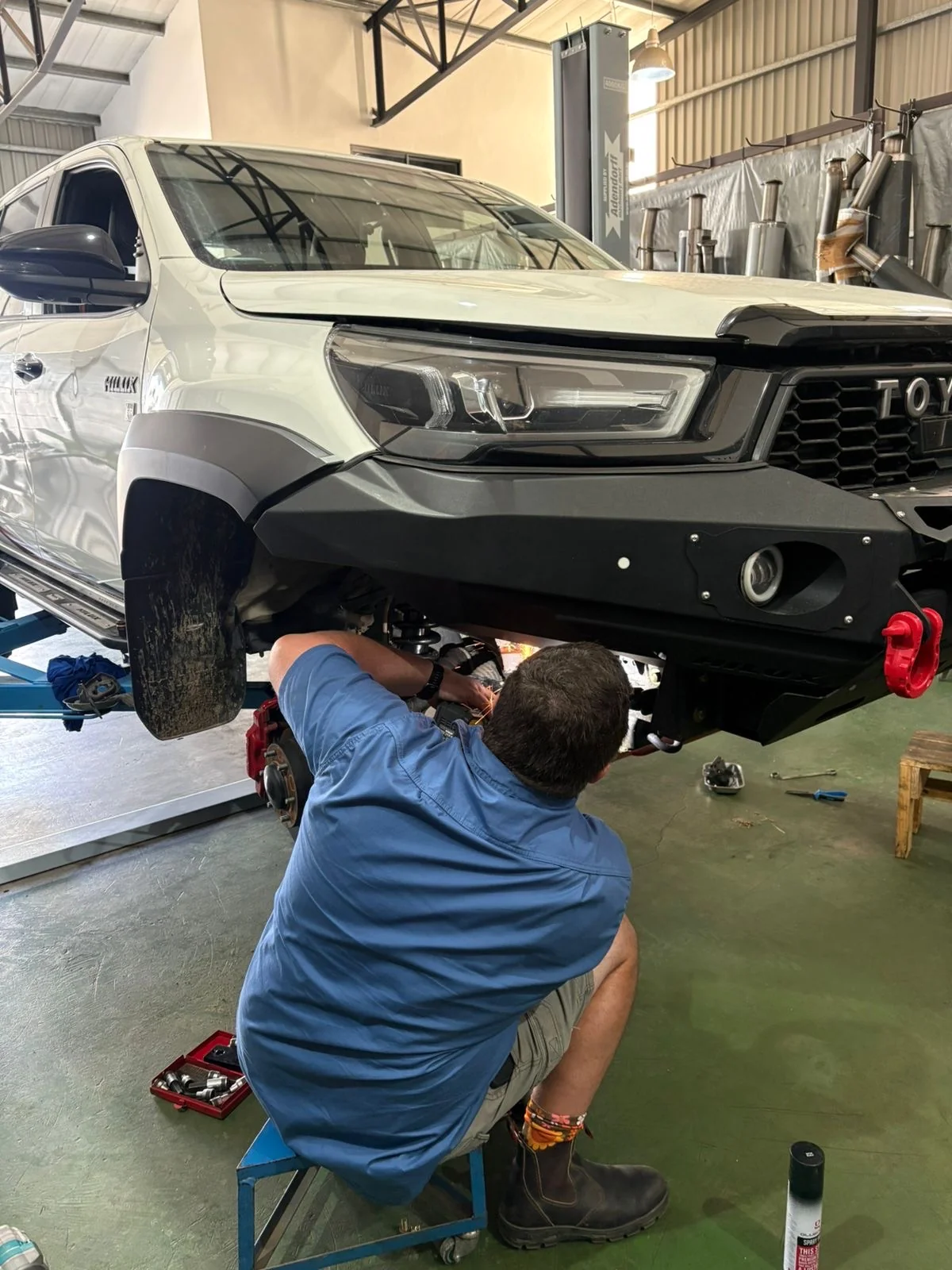 Suspension installation in the workshop