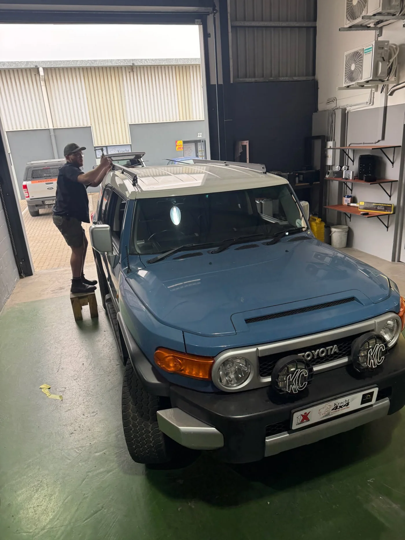 Roof rack fitment on an FJ Cruiser